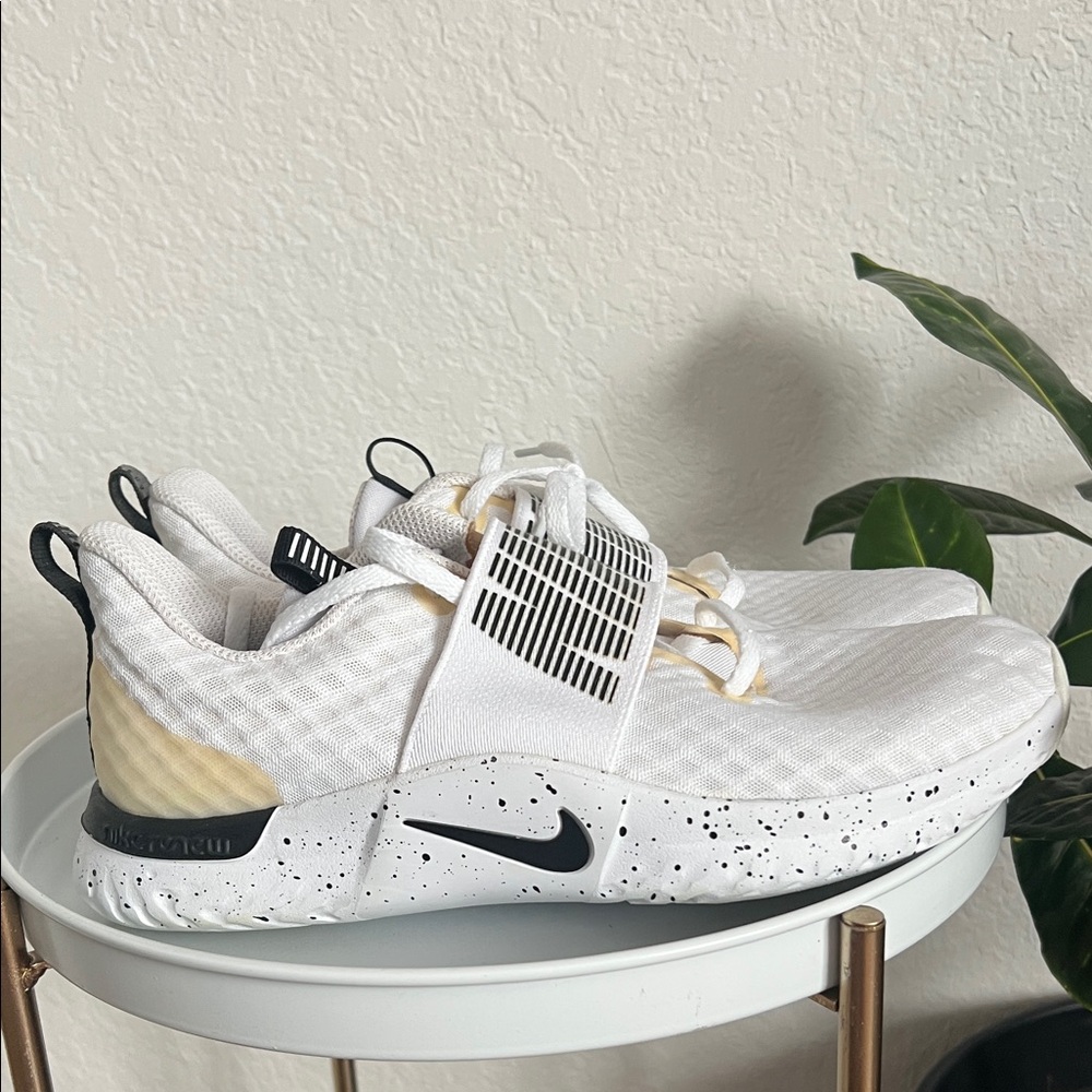 Nike White and Black Sneakers with Sleek Design - Picture 4 of 4